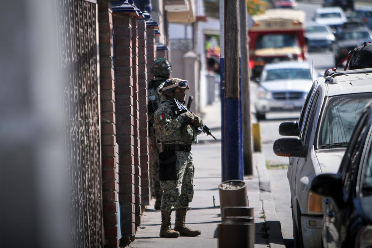 Dos personas fueron encontradas atadas y con impactos de bala dentro de un domicilio en la colonia Rubio; autoridades investigan el caso. Foto: Cortesía
