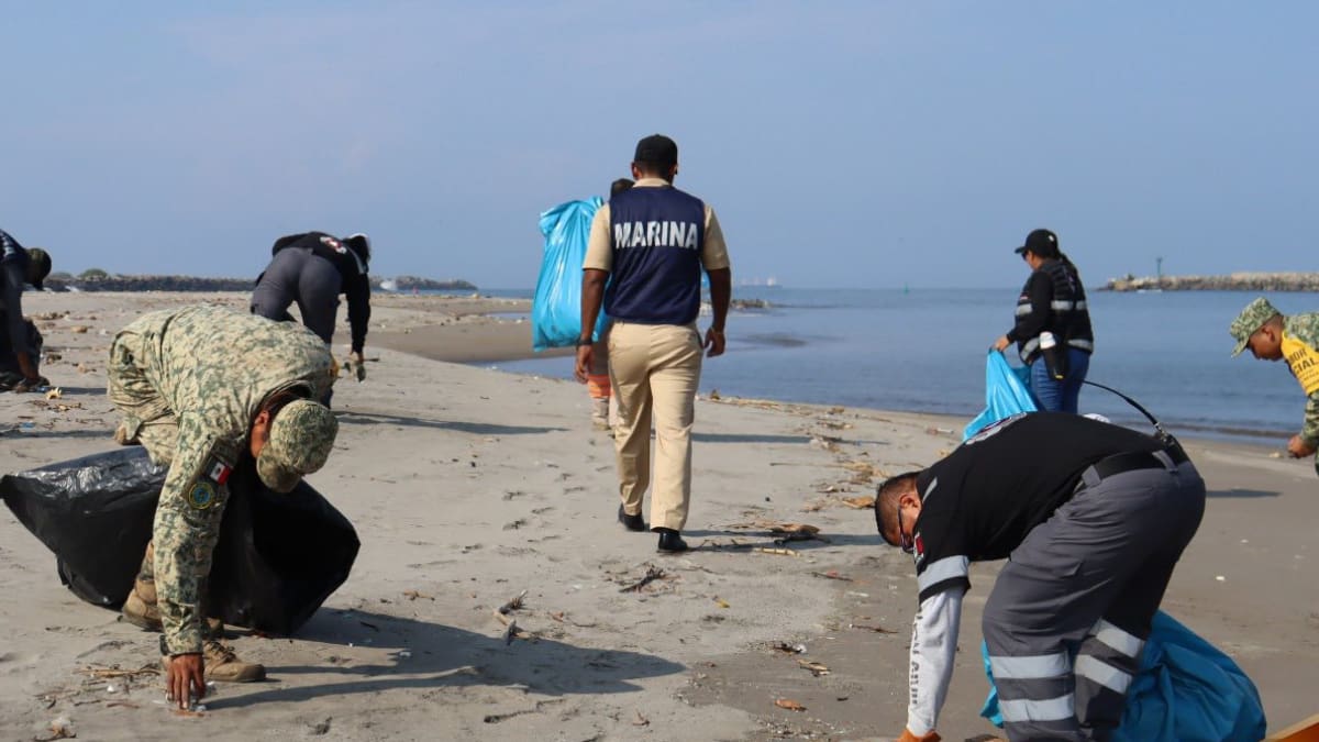 Gobierno federal reporta avances en limpieza de hidrocarburo en el Golfo de México: 32 playas sin arribazón y 894 toneladas de hidrocarburo recolectado