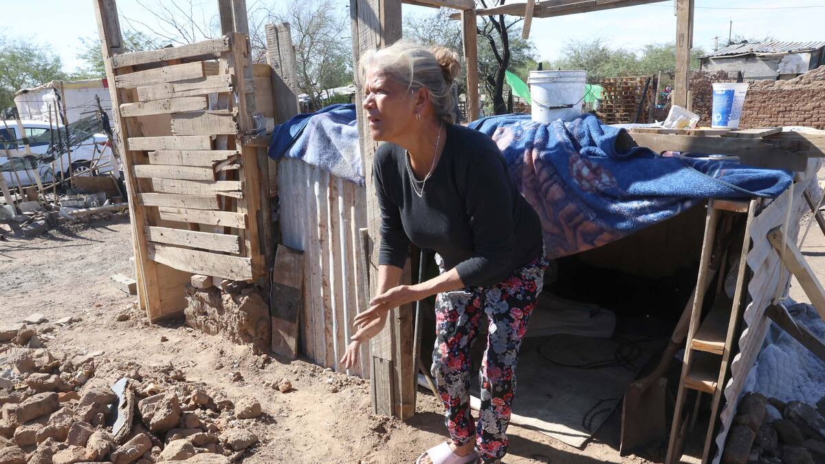 Mujer de 53 años perdió todas sus pertenencias tras incendiarse su vivienda en la colonia Guayacán; ahora solicita donativos de material de construcción, ropa e incluso un colchón para no seguir durmiendo en el suelo, a la intemperie