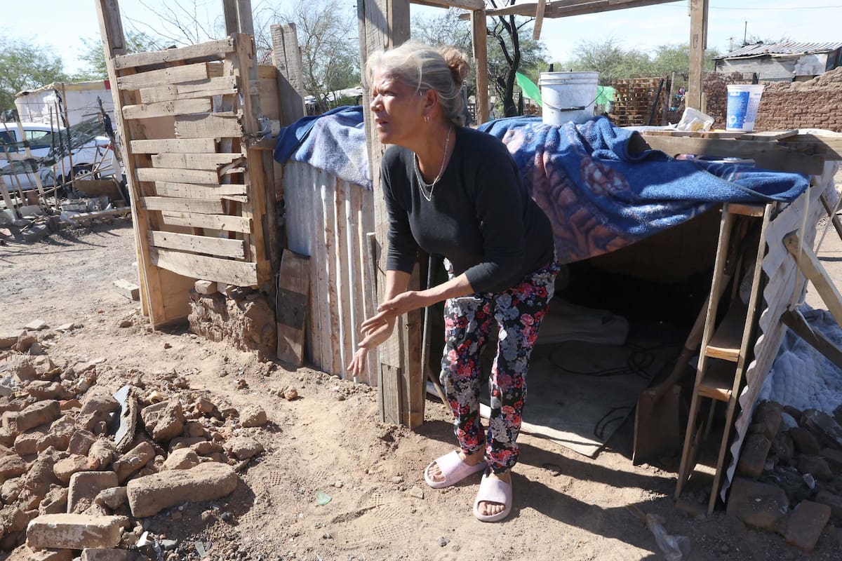 Mujer de 53 años perdió todas sus pertenencias tras incendiarse su vivienda en la colonia Guayacán; ahora solicita donativos de material de construcción, ropa e incluso un colchón para no seguir durmiendo en el suelo, a la intemperie