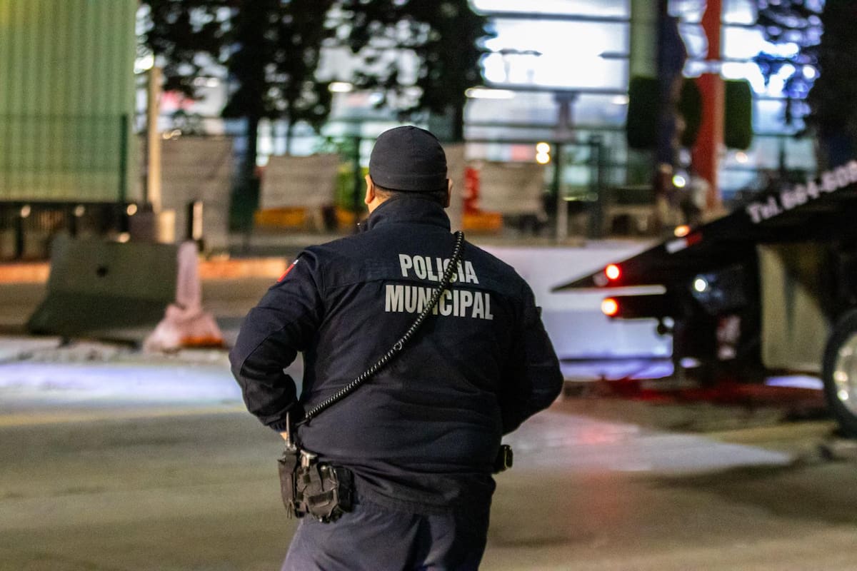 Una camioneta Ford Ranger volcó tras impactar a un Nissan Altima, sin dejar heridos graves y ocasionando tráfico lento en la carretera Aeropuerto. Foto: Border Zoom