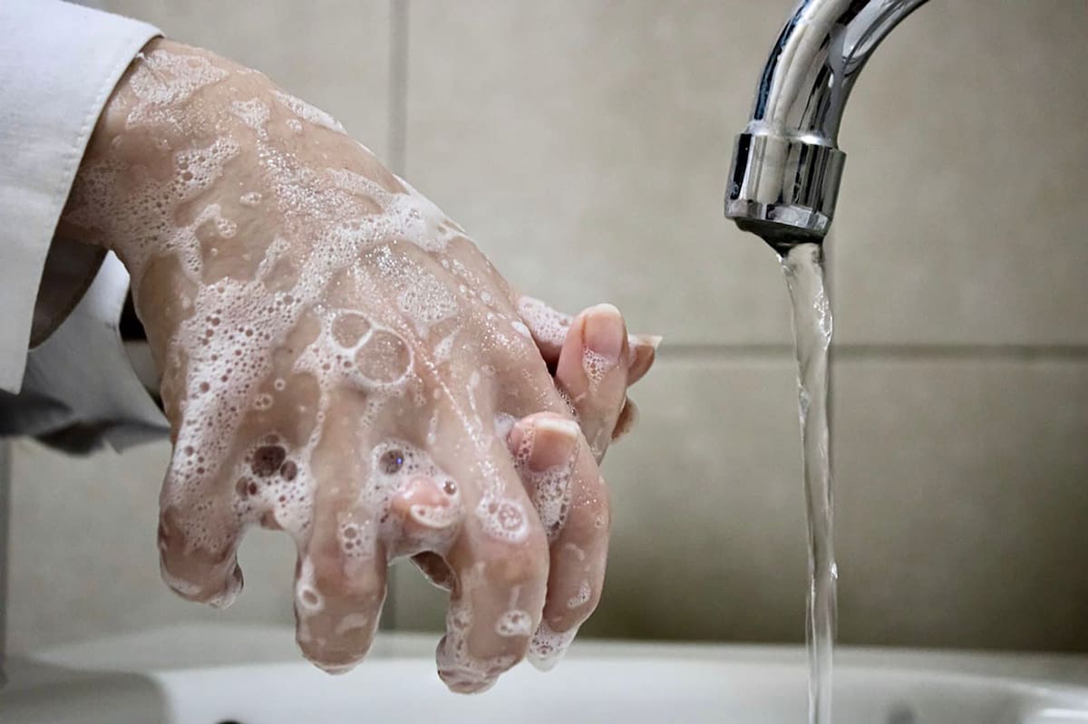 El lavado de manos debe aplicarse en diversas situaciones cotidianas, como antes de preparar alimentos, después de usar el sanitario, antes de comer, tras manipular dinero o tener contacto con la cara. Foto: Cortesía
