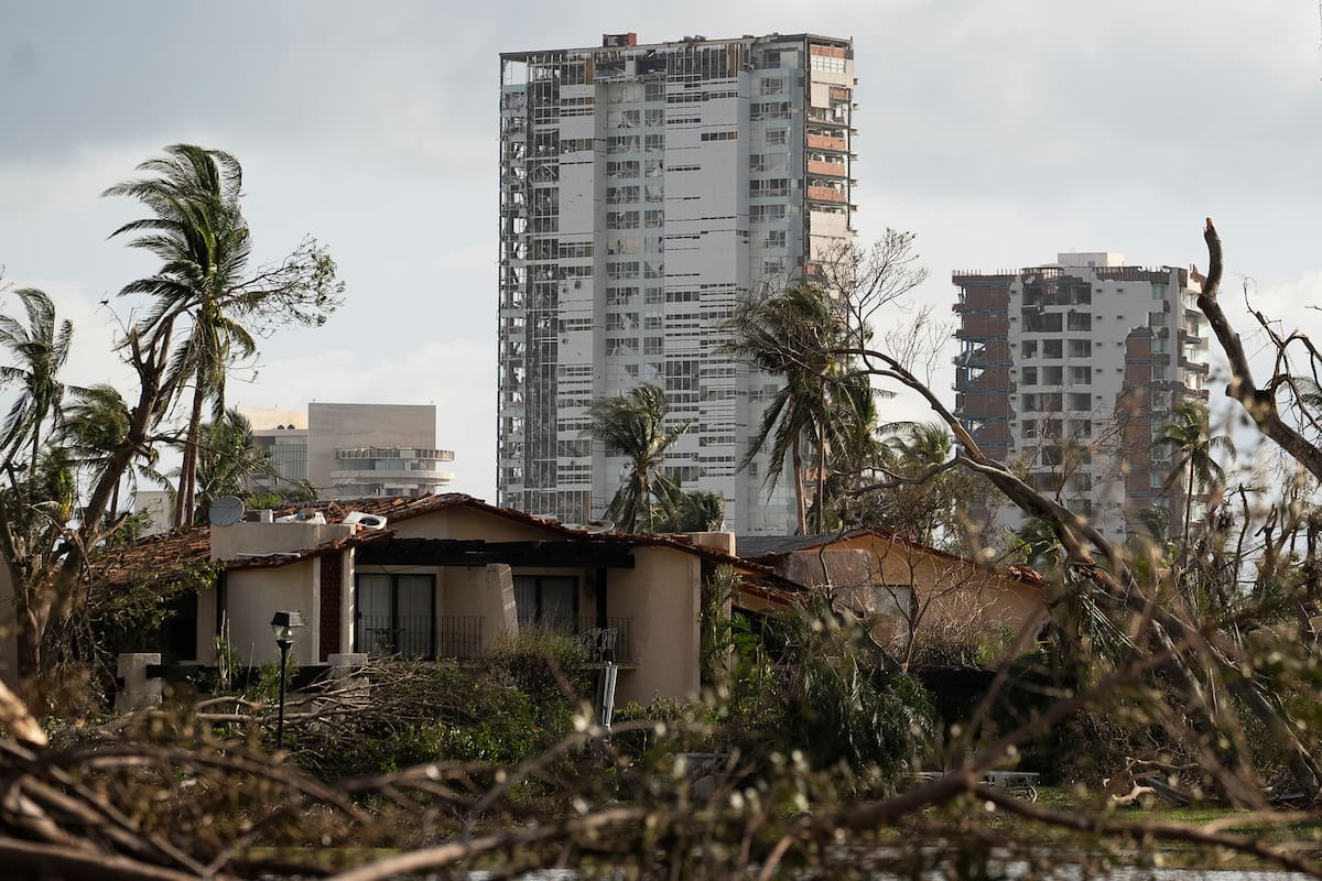 Edificios rodeados de escombros tras el paso del devastador huracán Otis, de categoría 5, en Acapulco, México, el viernes 27 de octubre de 2023. (AP Foto/Félix Márquez)