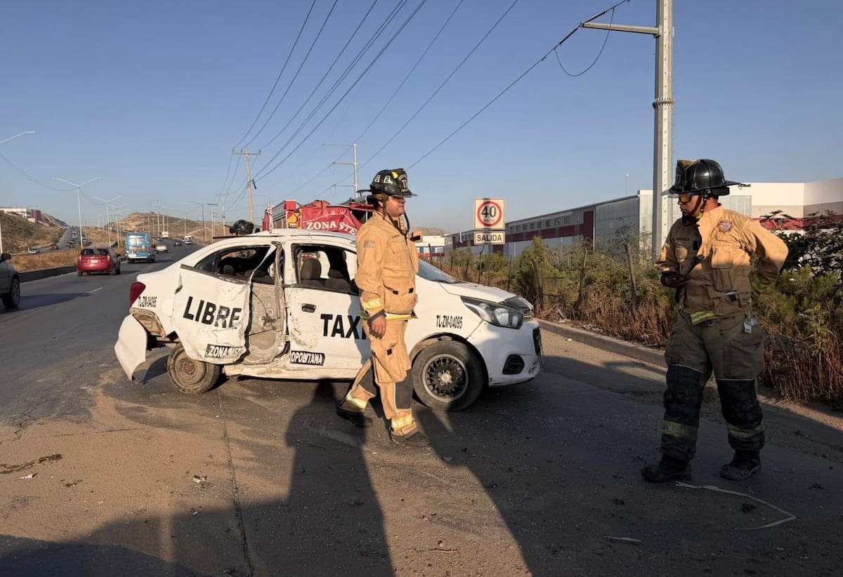 El conductor aseguró que una camioneta pickup invadió repentinamente su carril, provocando que perdiera el control de la unidad y saliera del camino. Foto: Border Zoom