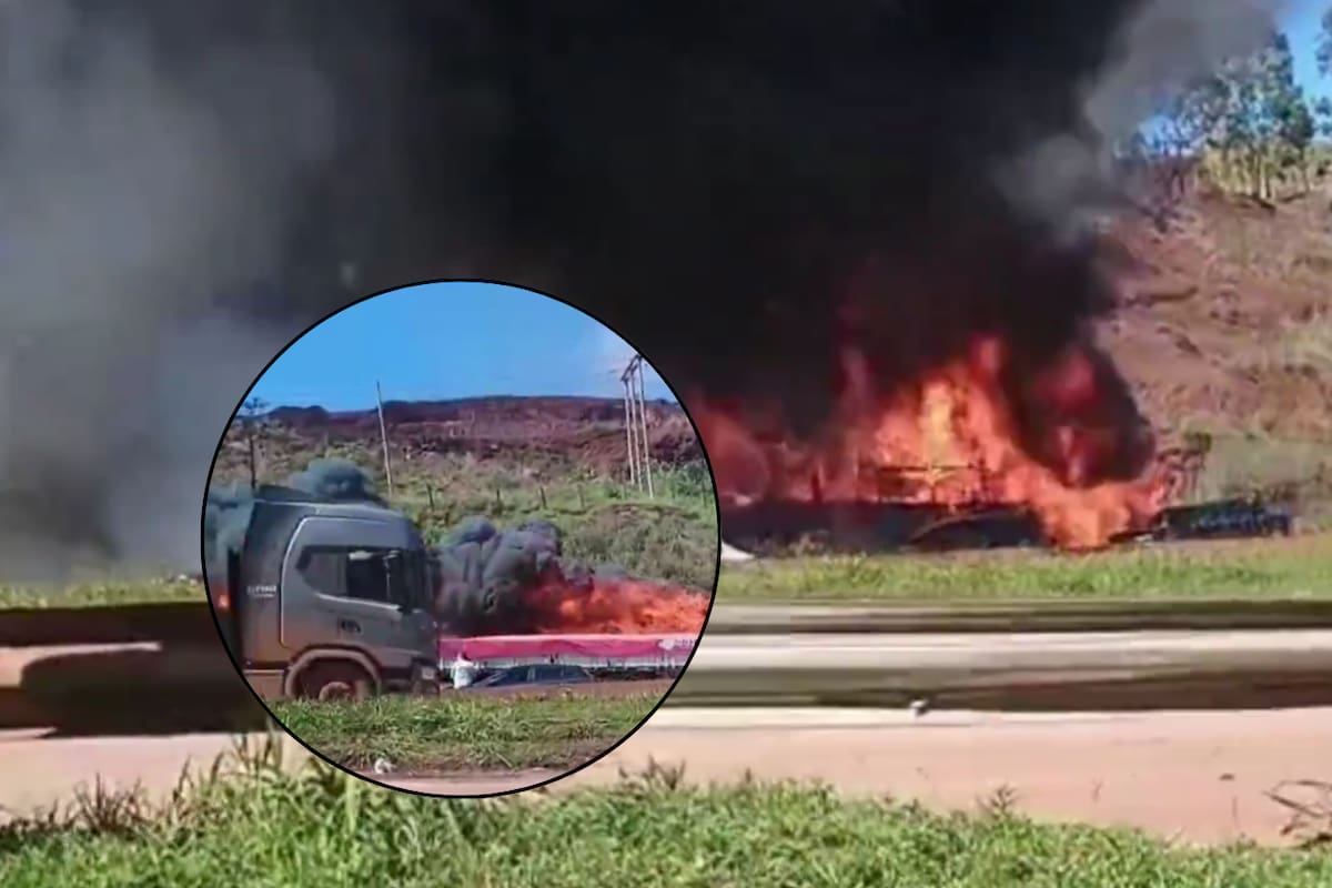 ¿Había pasajeros dentro? Vídeo captó el momento en que un incendio consumía un autobús turístico en movimiento