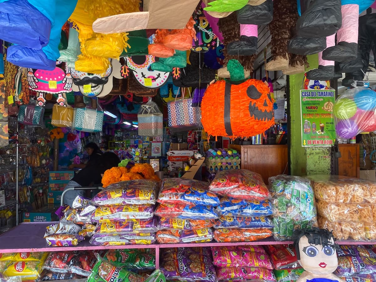 Comerciantes de Tijuana prevén vender más dulces, chocolates, máscaras y decoraciones durante la última semana de octubre. Foto: Emmanuel Castañeda