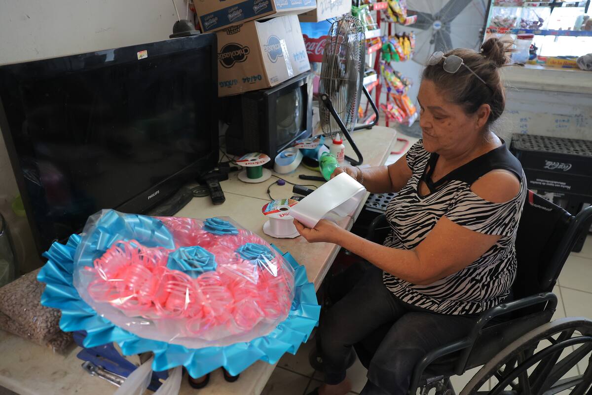 Convierte listones y papel celofán en vistosas coronas