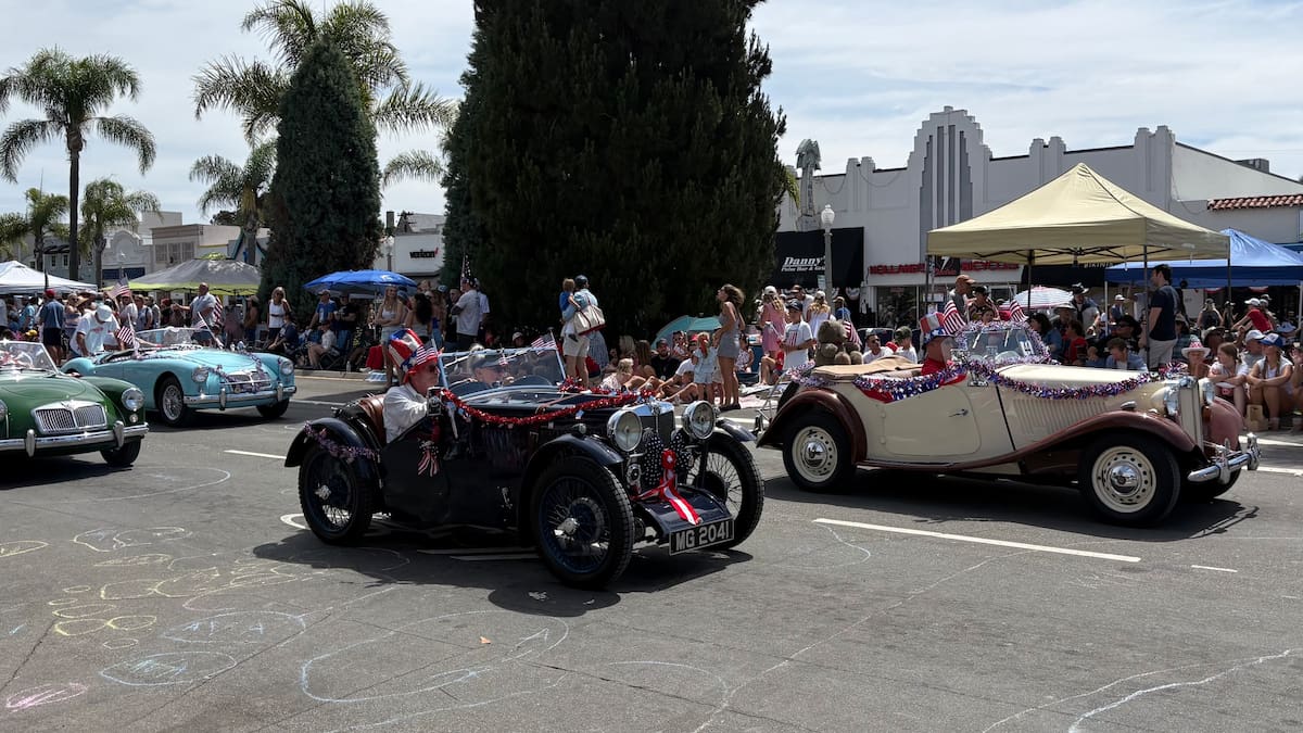 El tradicional desfile reunió a familias y visitantes que disfrutaron de carrozas, bandas escolares, vehículos militares y diversas actividades por el 250 aniversario de la Independencia estadounidense.
Fotos: Ana Salcido.