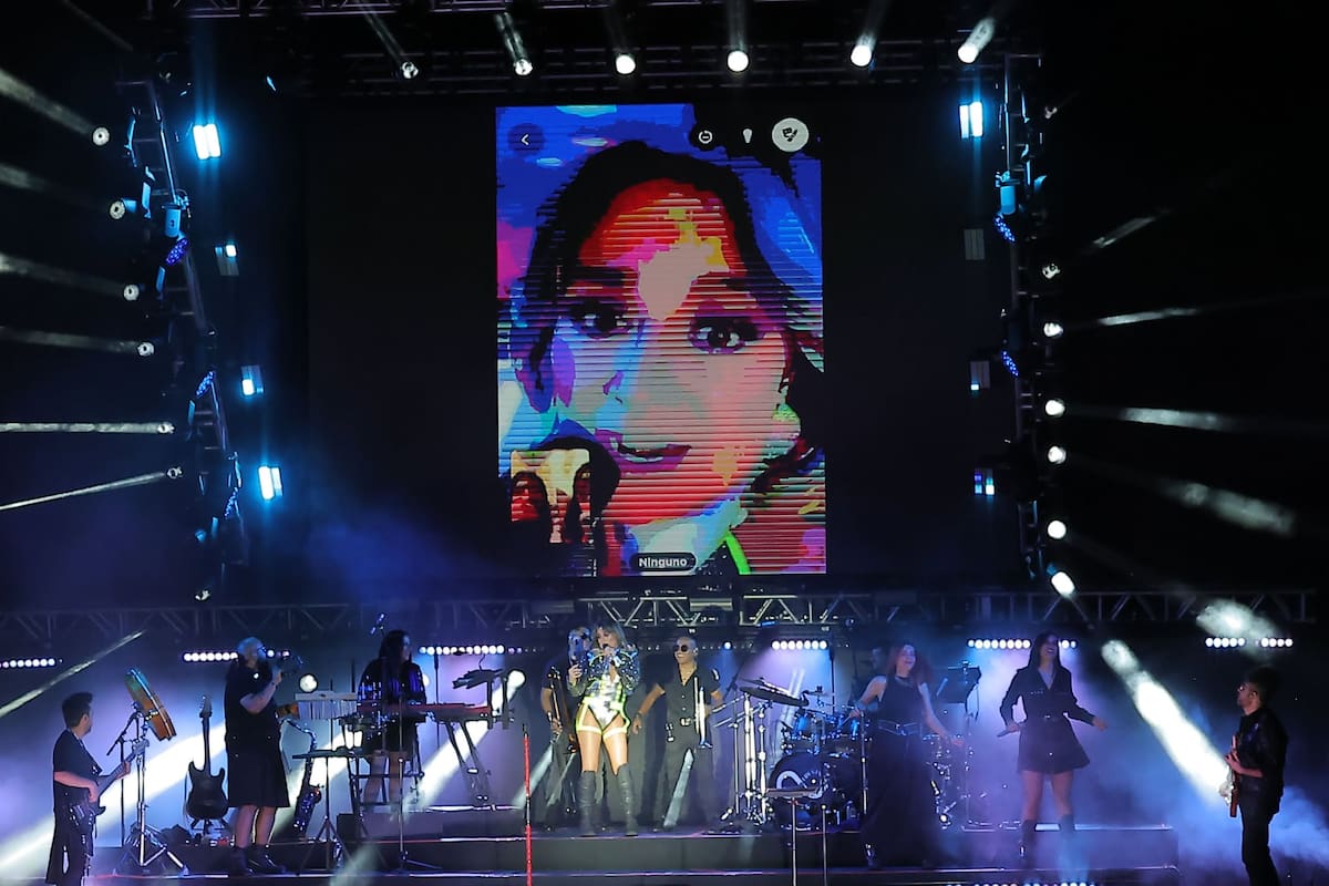 Durante el show, expresó su cariño por Hermosillo y prometió regresar con sorpresas. Foto: Eleazar Escobar