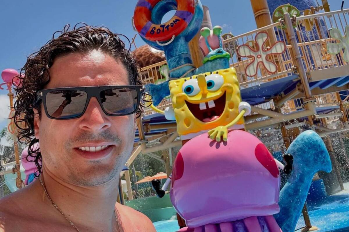 Memo Ochoa se fue de vacaciones con Bob Esponja