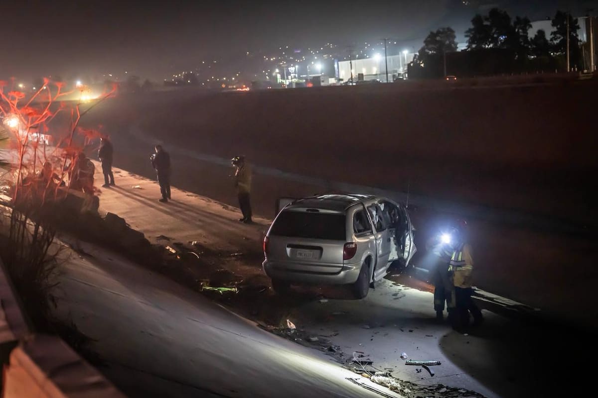 Pierde el control y cae a la canalización
