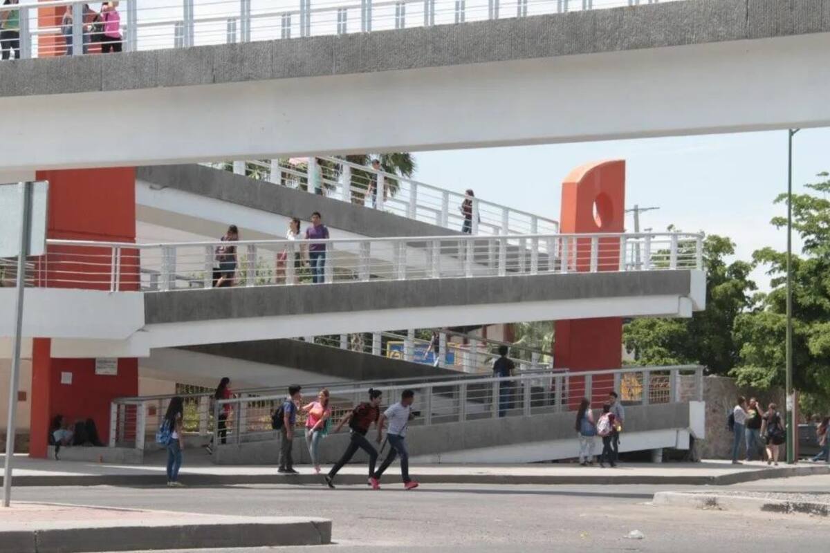 Retiran a 17 personas de puente peatonal hacia Hospital General