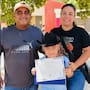Transmite su amor por la música a su hijo menor