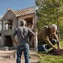 “No construyas una casa a los 50 ni plantes un árbol a los 60” parece una advertencia sobre la edad, pero en realidad habla de cómo elegir lo que aún merece nuestro tiempo