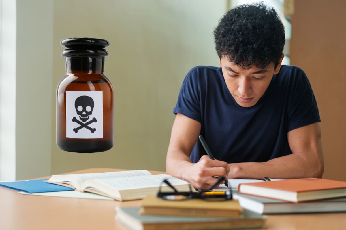 Un estudiante de doctorado pasó semanas sin saber por qué perdía sensibilidad en los dedos y fuerza en las piernas hasta que sus colegas analizaron un polvo blanco hallado junto a su cafetera y detectaron acrilamida; la investigación apuntó a una compañera de laboratorio que ahora enfrenta cargos por agresión agravada y lesiones en Estados Unidos