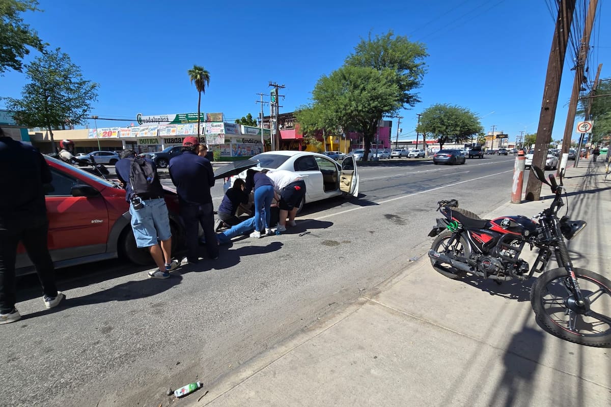 Muere repartidor arrollado y prensado entre autos