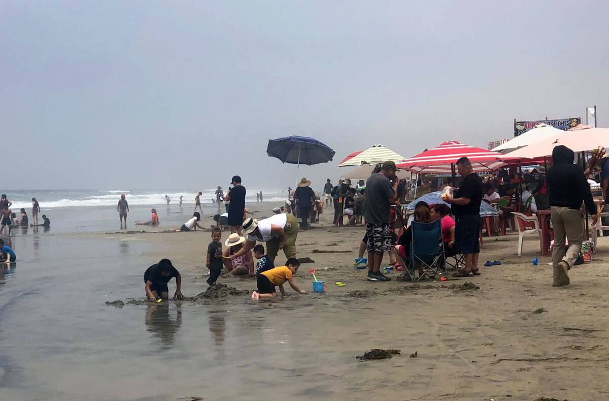 Con la llegada de las vacaciones, se prevé que el número de personas en la playa aumente también entre semana.
