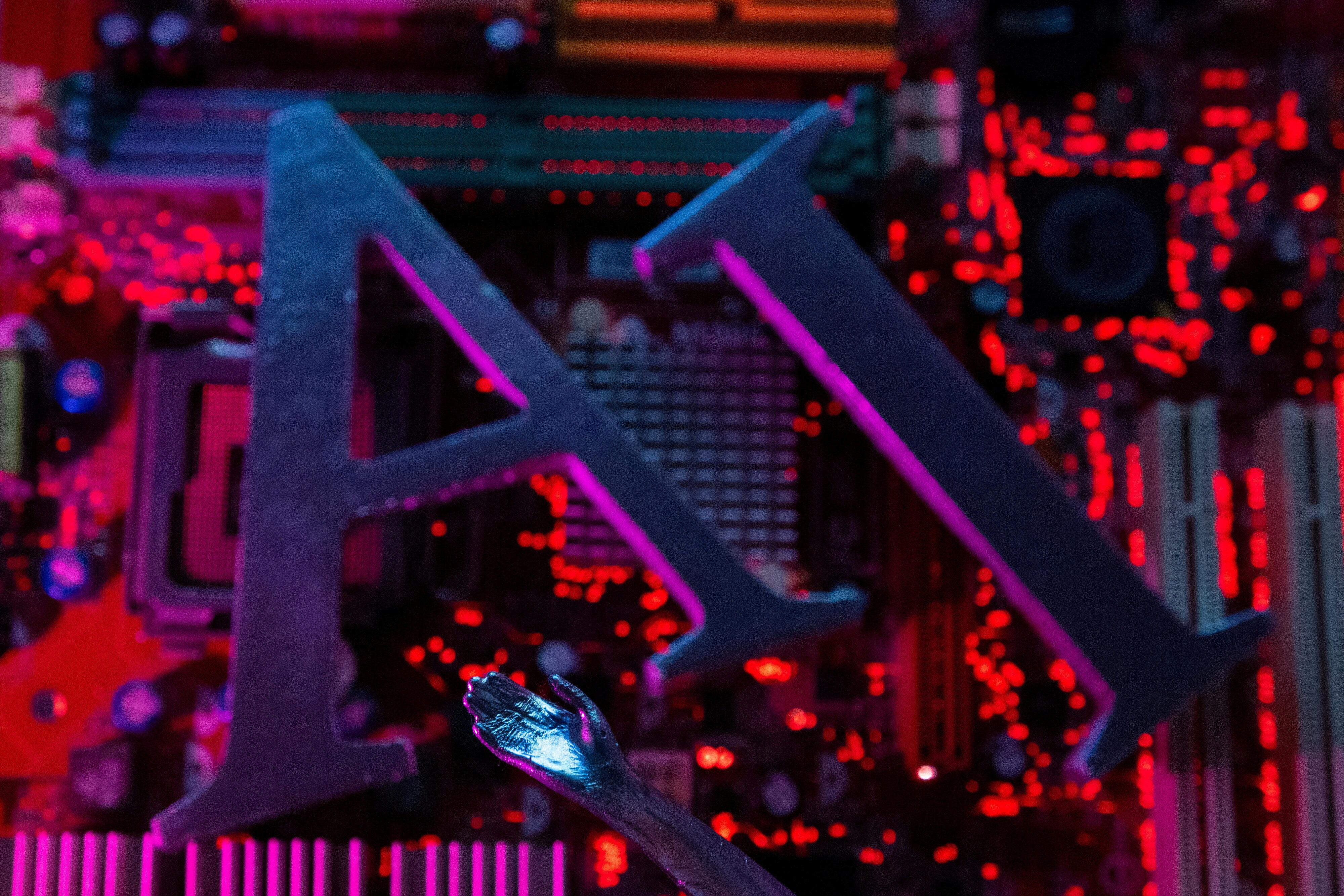 FOTO DE ARCHIVO. Letras de AI (las siglas de Inteligencia Artificial en inglés) y mano robótica colocadas en la placa base de la computadora en esta ilustración tomada el 23 de junio de 2023. REUTERS/Dado Ruvic/Ilustración