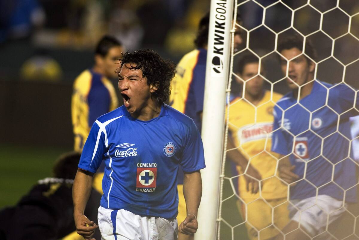César Villaluz, del Cruz Azul, celebra su gol ante el América durante el partido de la Interliga Mexicana que disputaron el 12 de enero de 2008, en Carson, California (EEUU). EFE/ARMANDO ARORIZO