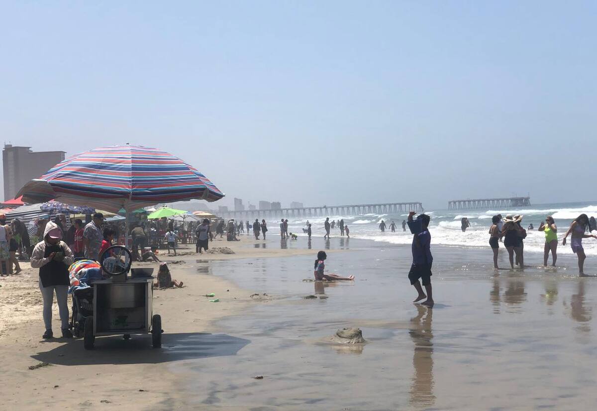 Cientos de personas cargando hieleras y hasta asadores, buscaron un lugar en la arena para pasar el día.
