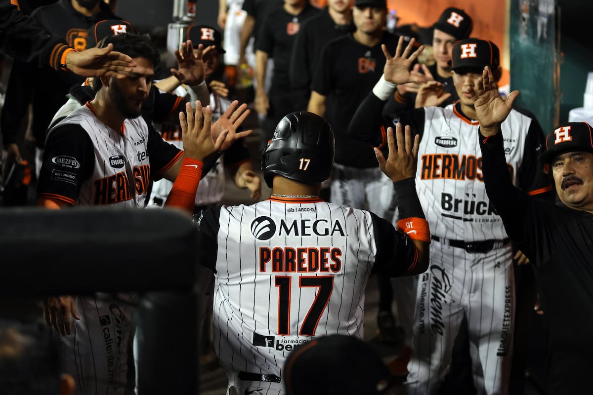 El hermosillense Isaac Paredes es felicitado por sus compañeros en el dugout naranjero. (Foto: Cortesía Naranjeros)