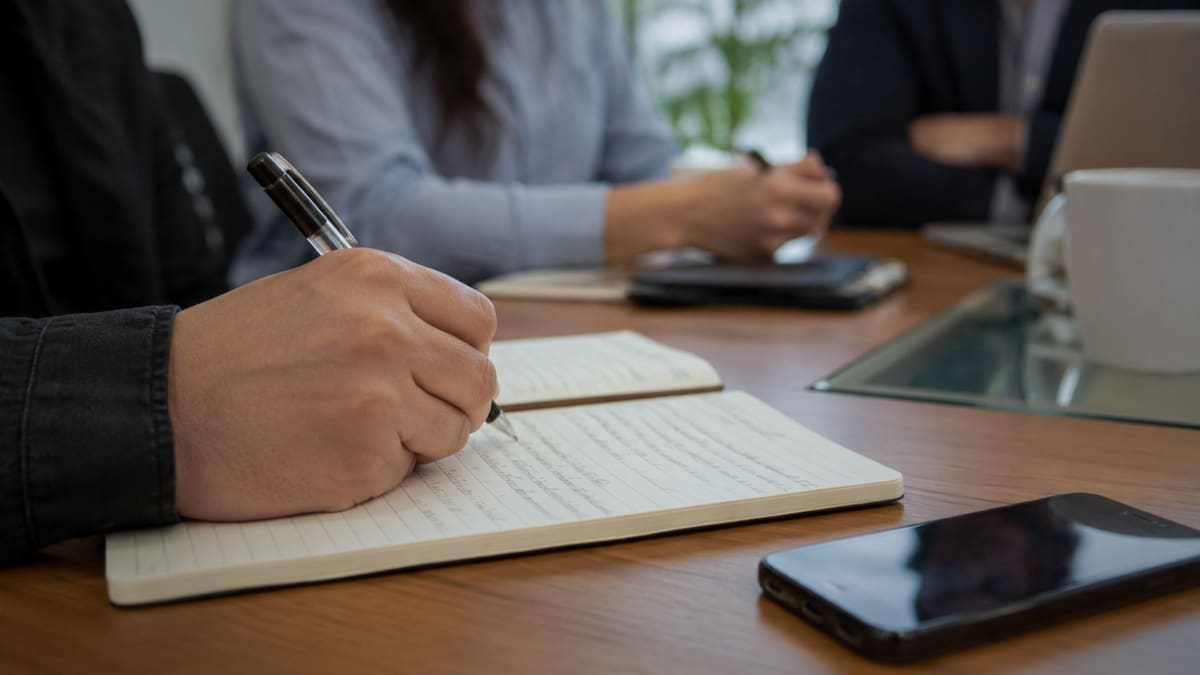 Las personas que escriben a mano no es que sean anticuadas, sino que su cerebro analiza, resume y retiene mejor la información sin las distracciones de los dispositivos digitales, según la psicología