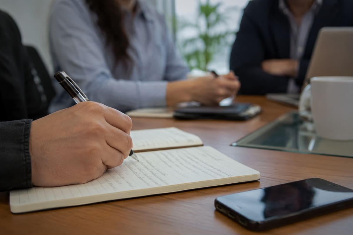 Las personas que escriben a mano no es que sean anticuadas, sino que su cerebro analiza, resume y retiene mejor la información sin las distracciones de los dispositivos digitales, según la psicología