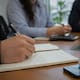 Las personas que escriben a mano no es que sean anticuadas, sino que su cerebro analiza, resume y retiene mejor la información sin las distracciones de los dispositivos digitales, según la psicología
