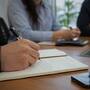 Las personas que escriben a mano no es que sean anticuadas, sino que su cerebro analiza, resume y retiene mejor la información sin las distracciones de los dispositivos digitales, según la psicología