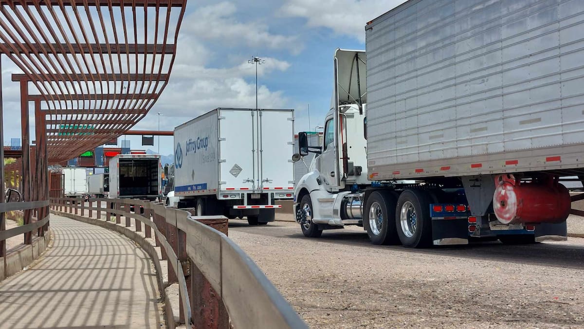Las filas de cruce de tráileres por la garita Mariposa se han incrementado en los últimos días. FOTO: MANUEL JIMÉNEZ