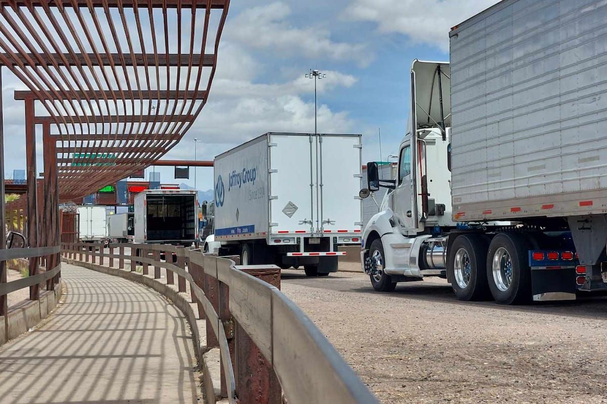 Hacen tráileres largas filas para cruzar a EU por Nogales
