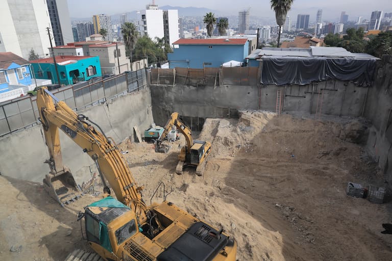 El desarrollo de un edificio de departamentos en la colonia Cacho fue clausurado por el Ayuntamiento por no contar con permisos. Foto: Sergio Ortiz