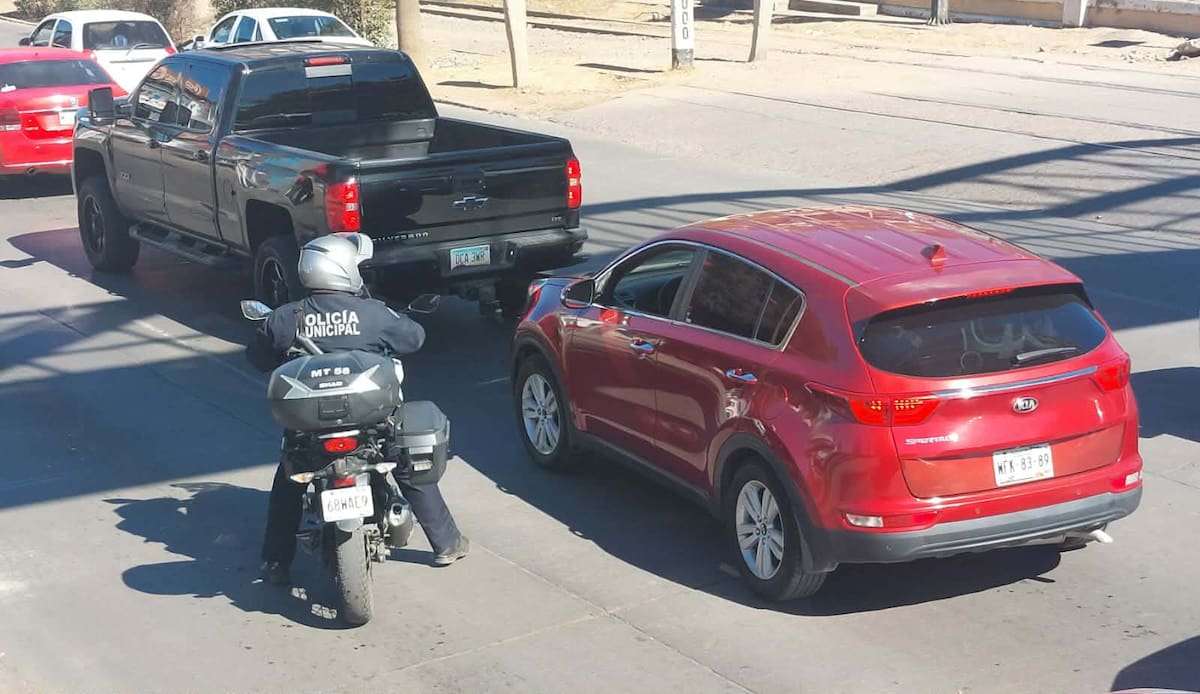 Largas filas en garitas de Nogales este viernes.