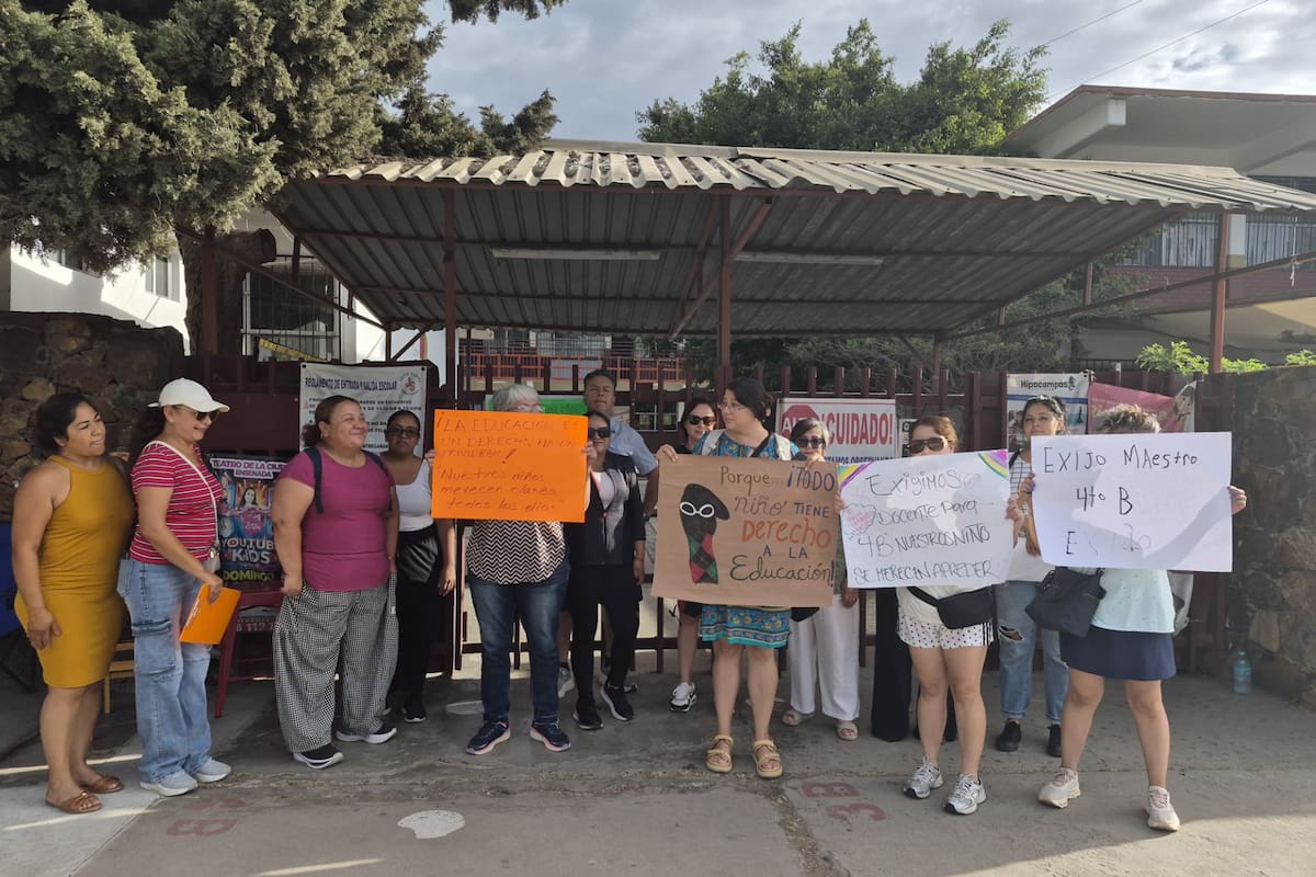 Padres toman primaria en Ensenada por falta de maestros y exigen solución