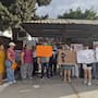 Padres toman primaria en Ensenada por falta de maestros y exigen solución