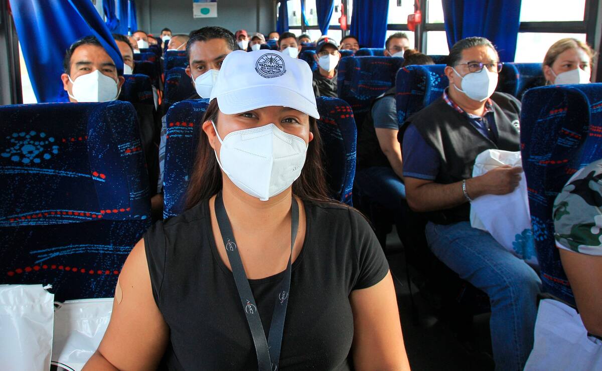 MEX6471. CIUDAD JUÁREZ (MÉXICO), 06/07/2021.- Varias personas son transportadas para recibir la vacuna Johnson & Johnson de una sola dosis contra la covid-19 hoy, en Ciudad Juárez, estado de Chihuahua (México). Con el fin de reactivar el comercio binacional México-Estados Unidos y así mejorar las finanzas en ambos lados de la frontera, este martes inició la vacunación anticovid de empleados de la industria maquiladora en la mexicana Ciudad Juárez, norte del país. EFE/Luis Torres