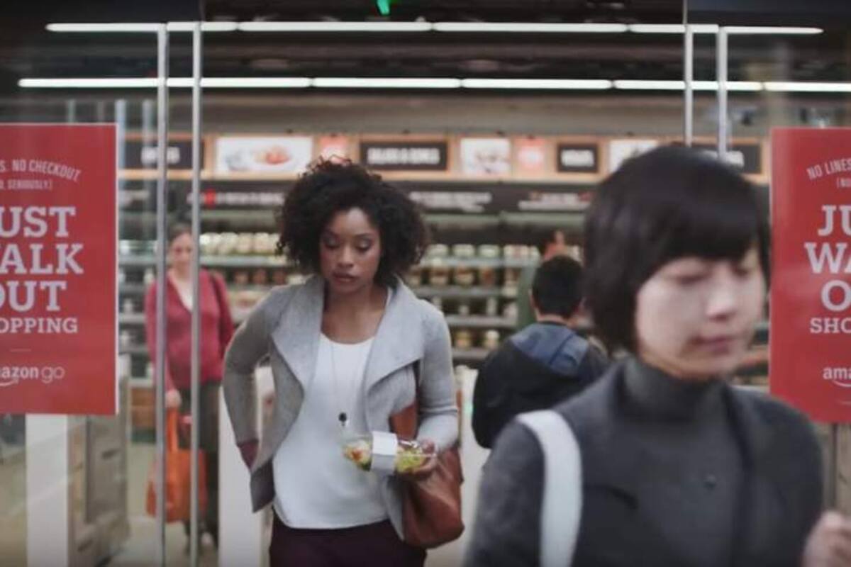 Engaña a una tienda de Amazon cambiándose la ropa en el baño