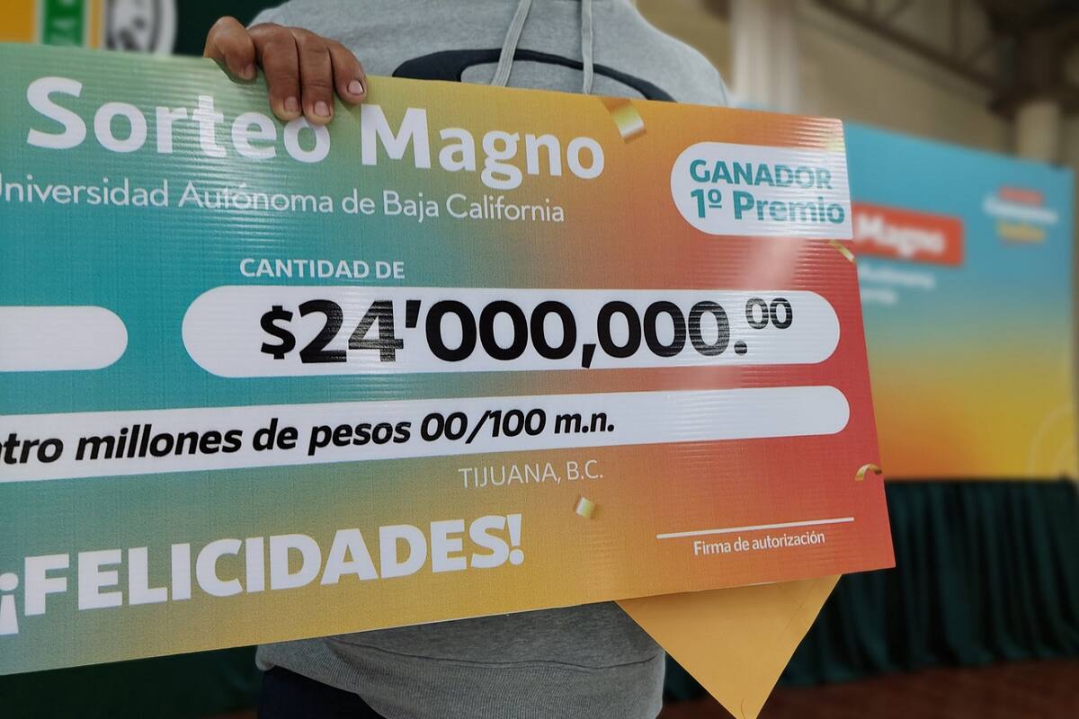 Entrega UABC premios de sorteo universitario