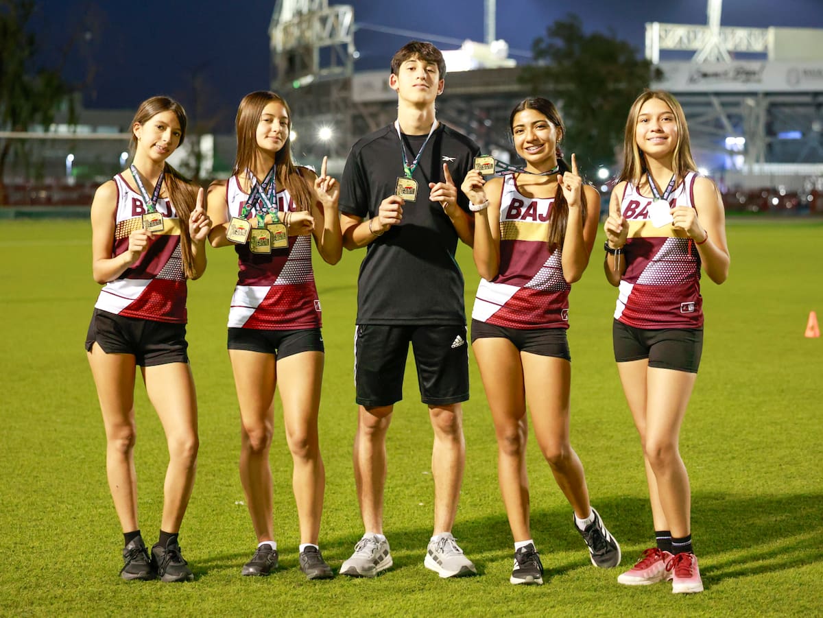 Regina Borrayo conquistó tres medallas de oro en la categoría Sub15 durante el Nacional Femedees, mientras Michelle Montijo, Sofía Aguayo, Romina Contreras y Braulio Borrayo destacaron en pruebas de relevos. FOTO: Juan J. Morales
