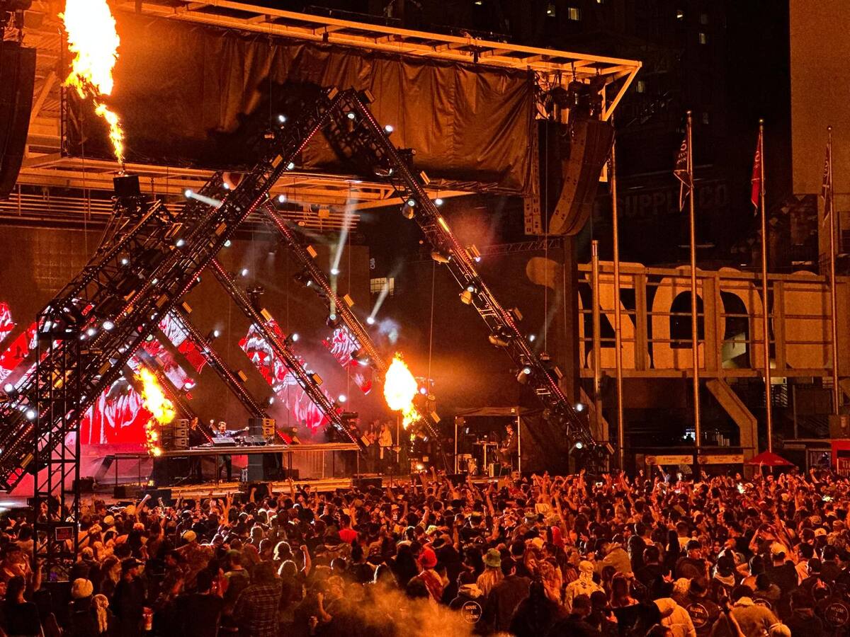 Justice encabezó el cierre del festival Proper NYE con un set de una hora que incluyó temas de “Cross”, “Woman” e “Hyperdrama”, ante un estadio Petco con entradas agotadas. Foto: Cortesia