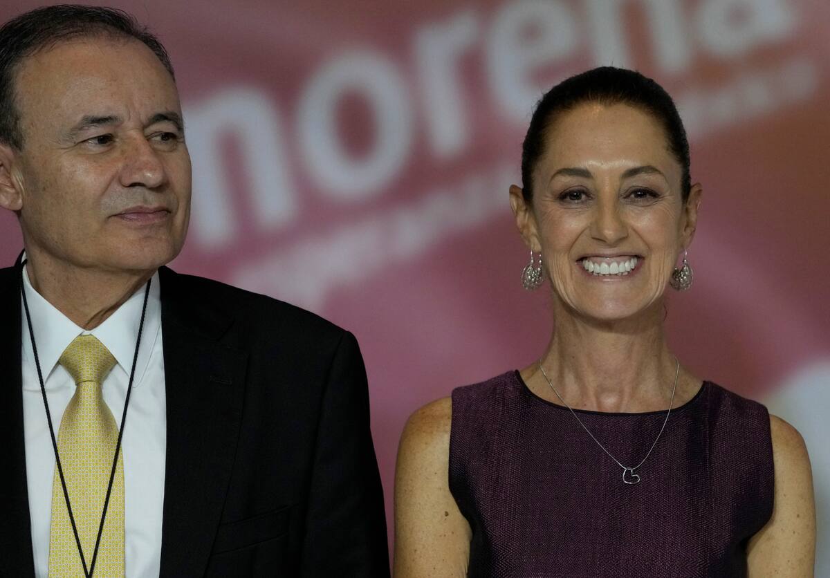 Los políticos mexicanos Alfonso Durazo y la presumible candidata presidencial del partido MORENA, Claudia Sheinbaum, juntos en un acto para anunciar al aspirante a relevar a Andrés Manuel López Obrador, en la Ciudad de México, el 6 de septiembre de 2023. (AP Foto/Fernando Llano)