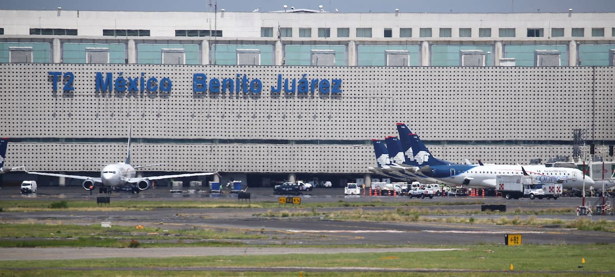 Aviones de la aerolínea mexicana Aeroméxico se muestran en el aeropuerto internacional Benito Juárez en Ciudad de México, México, 1 de julio de 2020. REUTERS / Edgard Garrido/ Foto de archivo