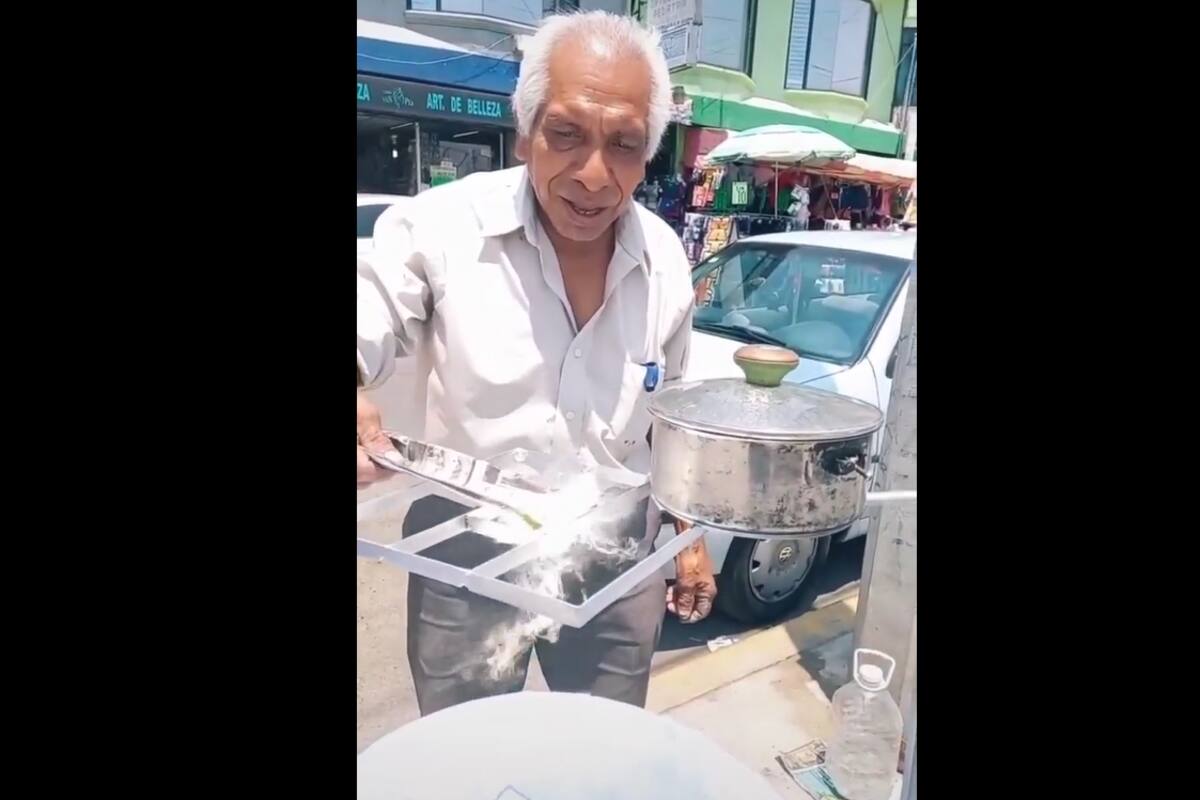 Señor vende estufas solares que no contaminan el medio ambiente