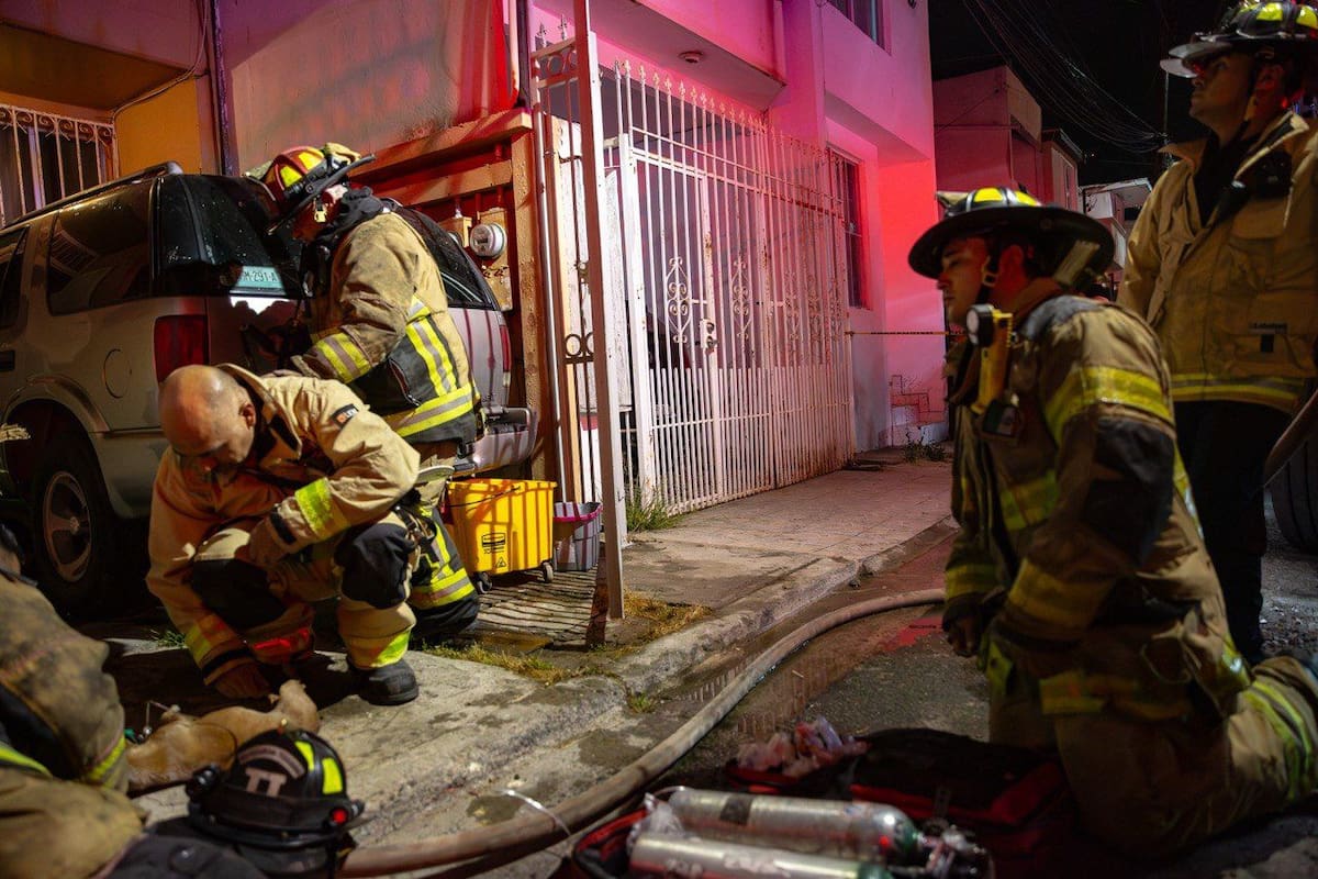 Rescatan a hombre y a su perro durante incendio en vivienda de Playas de Tijuana