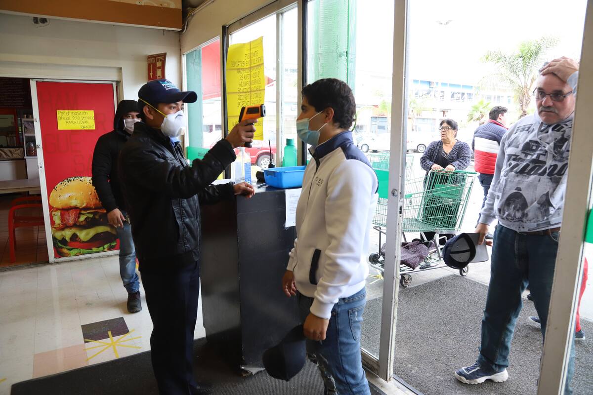Refuerzan comercios prevención por Covid-19