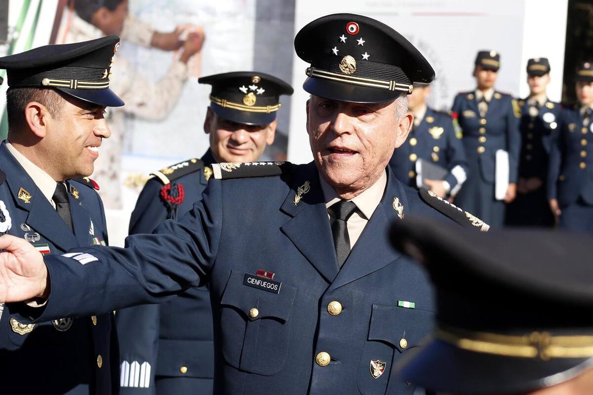 Con intérprete y saco, así se presentó el general Cienfuegos a su audiencia