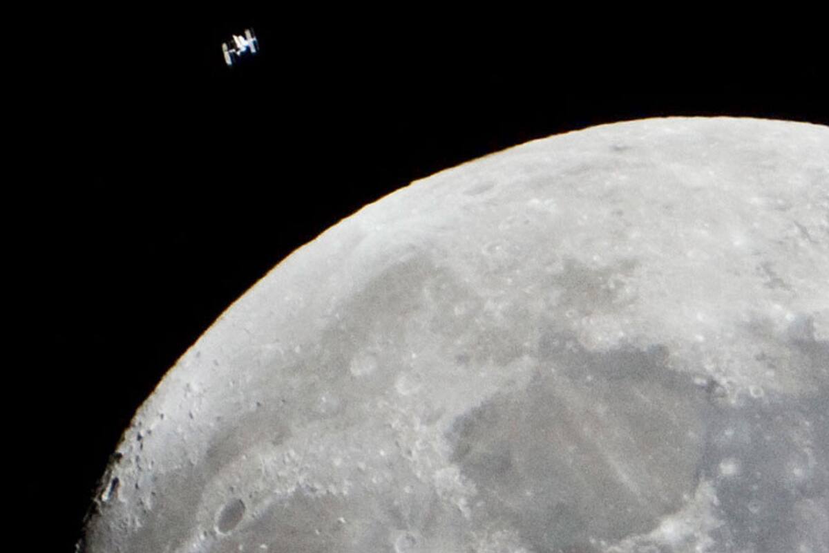 Fotógrafo captura extraña imagen de la EEI mientras pasa frente a la Luna