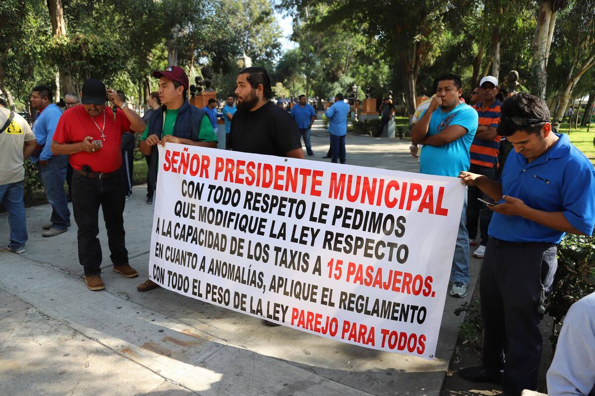 Piden taxistas frenar operativos por exceso de pasajeros