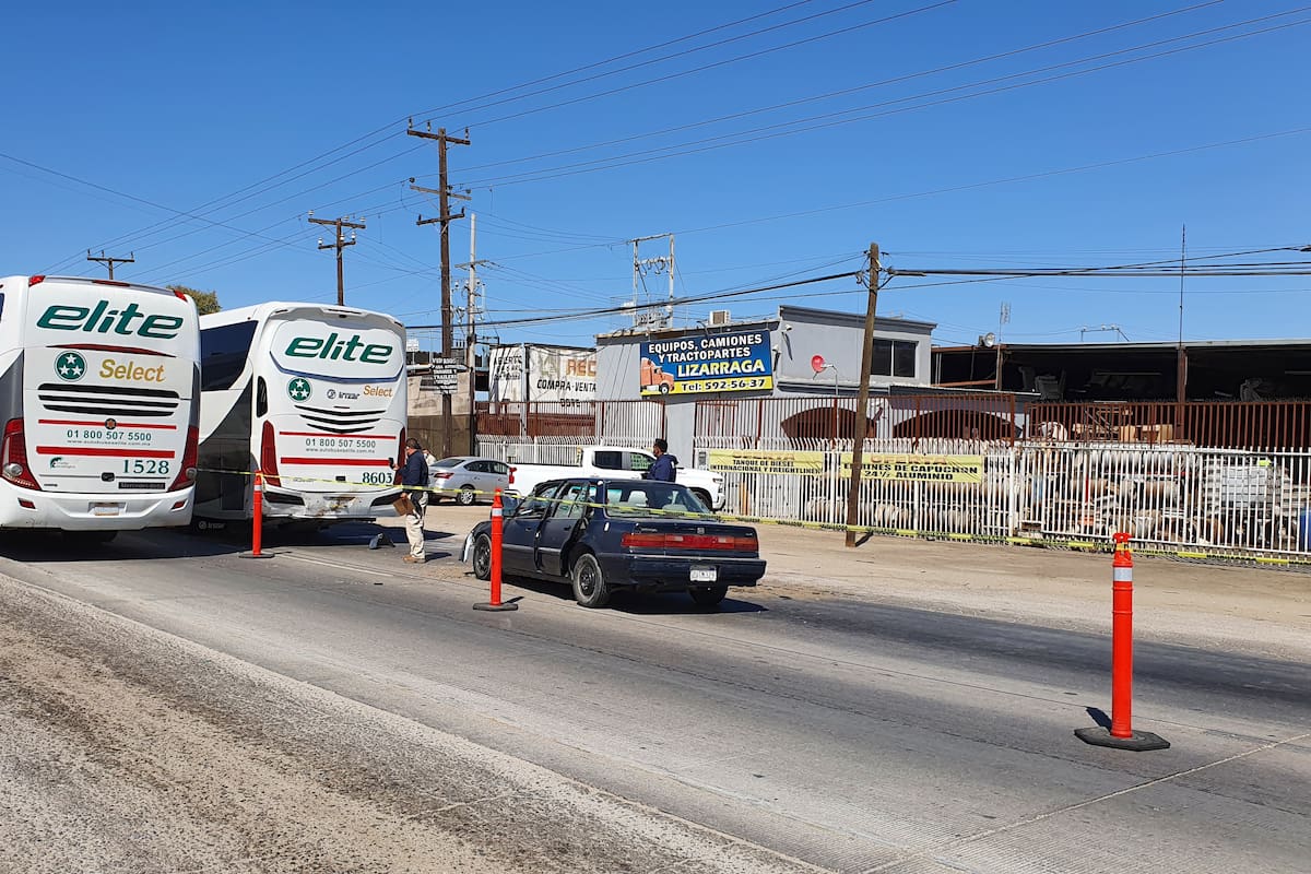 Choca contra un autobús y muere, al oriente de Mexicali