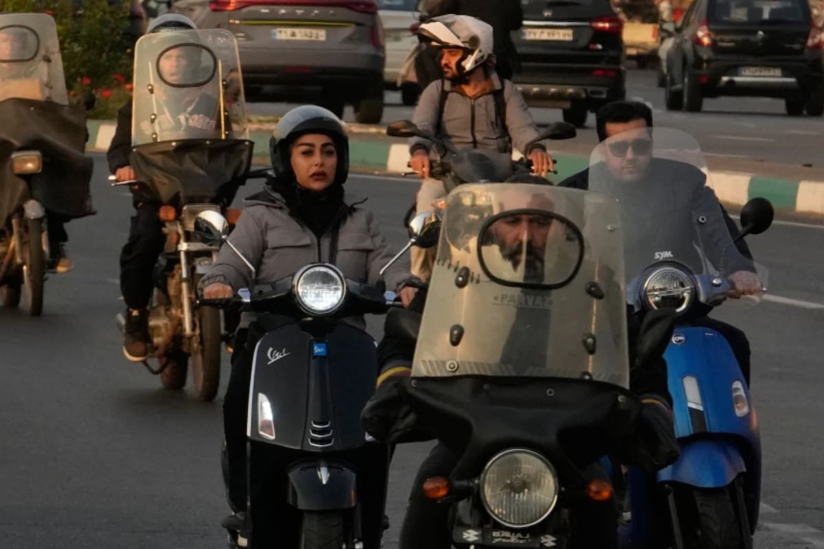 Irán cede a la presión: autoriza por decreto que las mujeres conduzcan motocicletas tras años de prohibición fáctica y masivas protestas